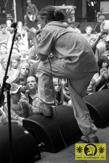 Ganjaman (D) with The House Of Riddim Band 12. Reggae Jam Festival Bersenbrueck 13. August 2006 (17).jpg